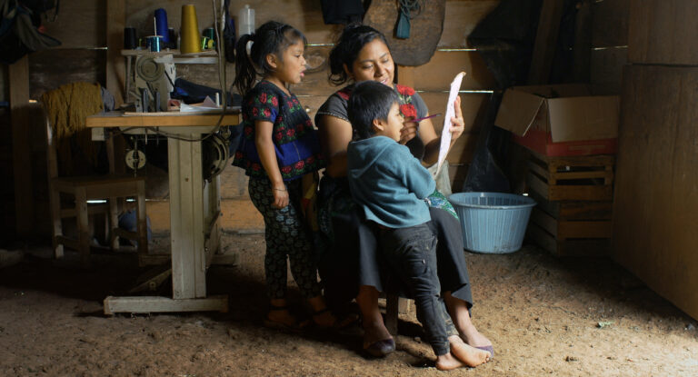 LICHAM_Faustina enseñando a sus hijos 1_